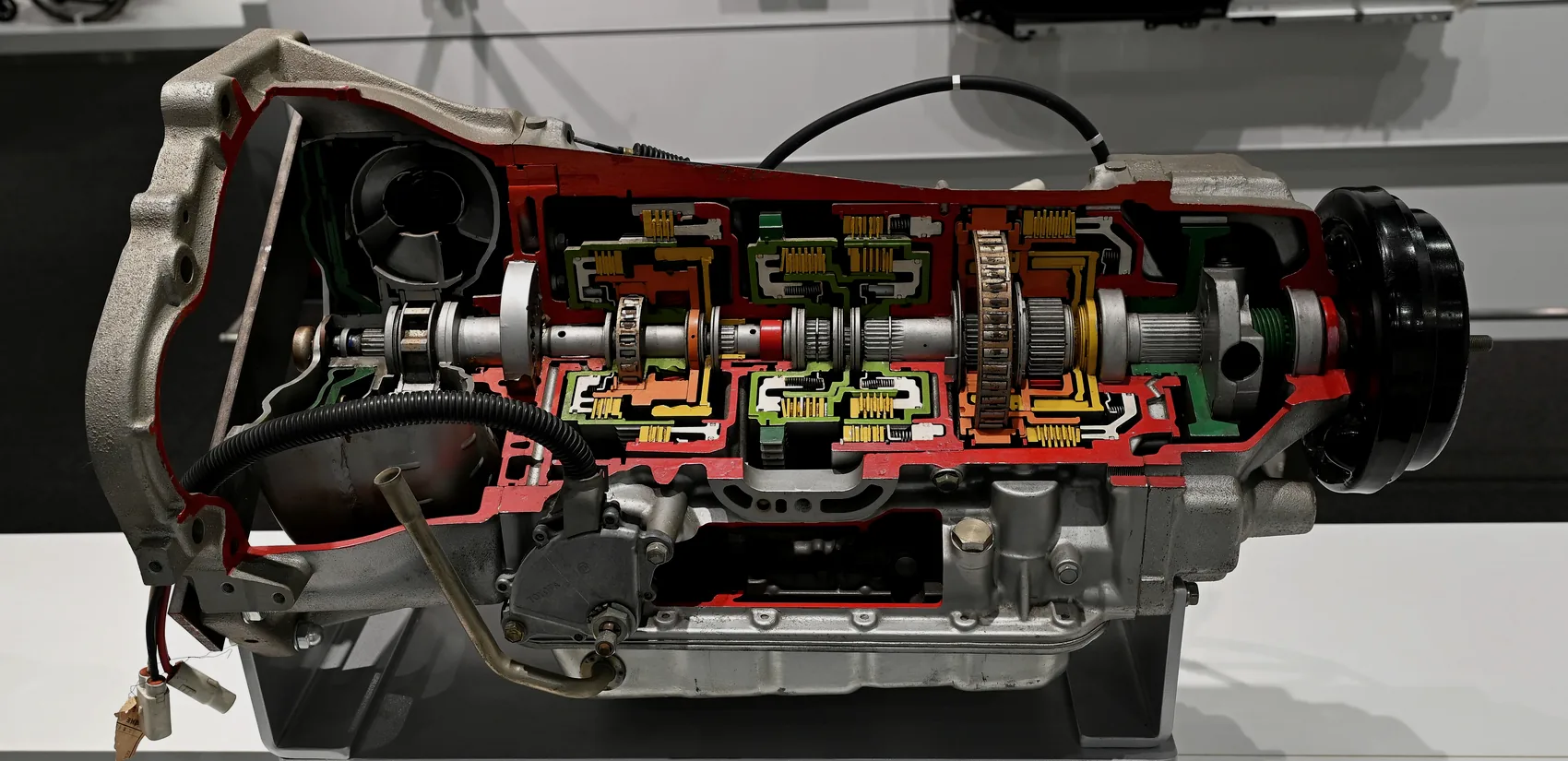 Complete automatic gearbox — cutaway display unit of the longitudinal type fitted behind the 2TR-FE and 1GR-FE